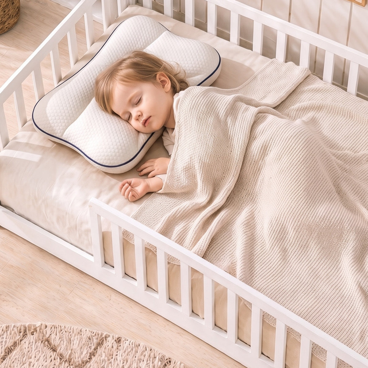 Un tout-petit endormi sur l’oreiller enfant, taille 1-3 ans